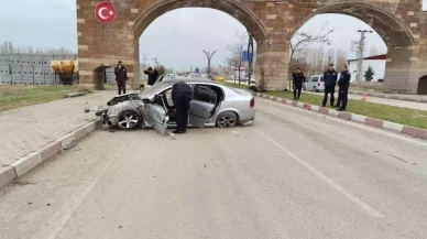 Van Eciş İlçesinde Otomobil Girişteki Kemerin Ayağına Çarptı: 3 yaralı