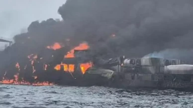 Petrol tankeri, yük gemisi ile çarpıştıktan sonra infilak etti!