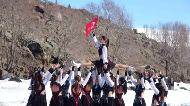 Türkiye Artisitik Buz Pateni Milli Takımı'ndan 8 Mart Dünya Kadınlar Günü Gösterisi