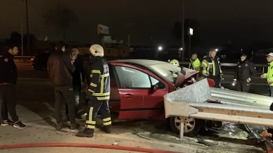 Gebze'de Barikatlara Çarpan Aracın Alev Alması Büyük Panik Yarattı!