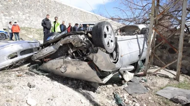 Van'da aracıyla şarampole devrilen sürücü ağır yaralandı, olay yerine sağlık ekipleri sevk edildi.