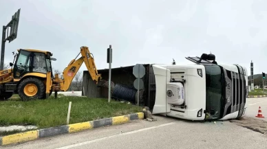 Kastamonu'da Tır Devrildi, Sürücü Olaydan Yara Alarak Kurtuldu!