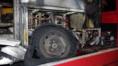 Antalya'nın Kepez ilçesinde bir minibüs alevlere teslim oldu!