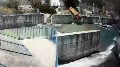 Artvin Murgul'da Kamyonun Dereye Uçması Faciaya Davetiye Çıkardı!