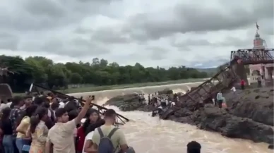Hindistan Pune'de Köprü Çöktü: 6 Kişi Hayatını Kaybetti!