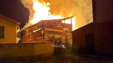 Kastamonu'da Yangın: Samanlık Küle Döndü, 3 Ev Kurtarıldı!
