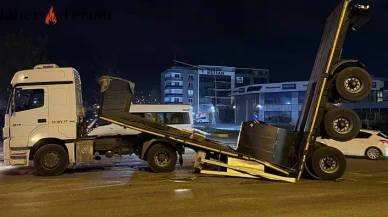 Hatay'da Tır Dorsesi İkiye Bölündü: Demir Yükler Saçıldı