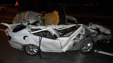 Kilis'te park halindeki tıra çarpan otomobilde 1' i ağır 2 kişi yaralandı