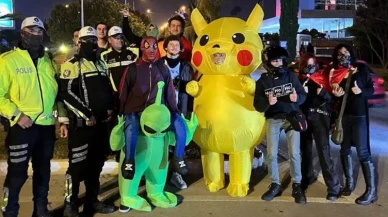 Pikachu kostümlü gösterici polislerle fotoğraf çektirdi