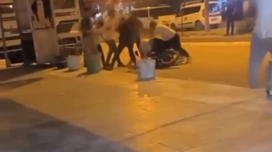 Adana'da motosiklet sürücüsü, sokak ortasında 4 kişi tarafından saldırıya uğradı!