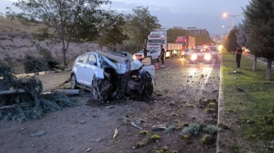 Nevşehir'de Zincirleme Kaza: Aydınlatma Direği Otomobilin Üzerine Düştü, 2 Yaralı!