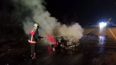 Van Tuşba'da Trafik Kazası: Araç Alev Aldı, İki Kişi Yaralandı!