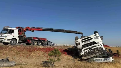 Afyonkarahisar'da Tır Devrildi, 20 Ton Biber Ziyan Oldu!