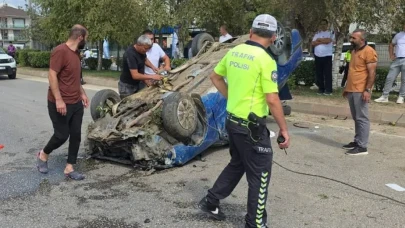 İnegöl'de Otomobil Refüje Çarparak Devrildi: 2 Kişi Yaralandı!