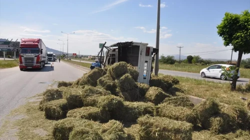 Salihli'de Kamyonet Takla Attı: Şok Edici Trafik Kazası Meydana Geldi!