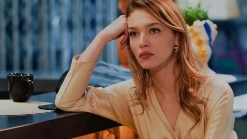 Melisa Döngel cesur elbisesiyle sahile damga vurdu!