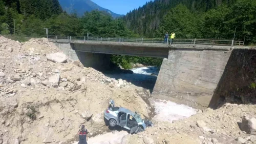 Rize İkizdere İlçesinde Araç Dereye Düştü: 5 Yaralandı!