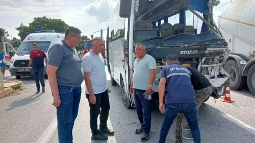 Afyonkarahisar'da Midibüs ve Kamyon Çarpıştı: 7 Kişi Yaralı!