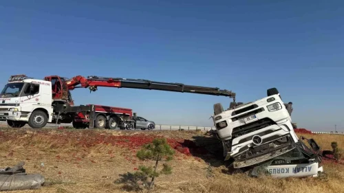 Afyonkarahisar'da Tır Devrildi, 20 Ton Biber Ziyan Oldu!