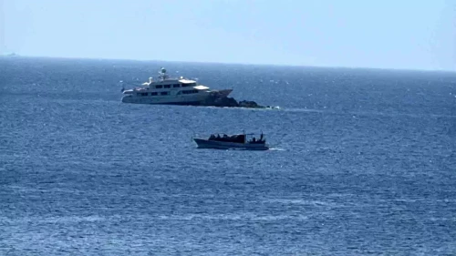 Bodrum Koylarından Birinde Lüks Bir Motoryat Kayalıklara Çarptı!