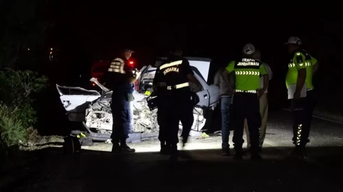 Adana Ceyhan'da araç hurdaya döndü, 4 kişi yaralandı!