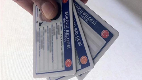 Eski tip ehliyet sahiplerine süre bir kez daha uzatıldı, son şans!