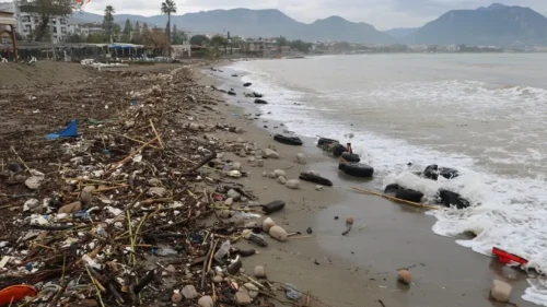 Alanya'da Fırtına Sonrası Sahiller Atıklarla Kaplandı