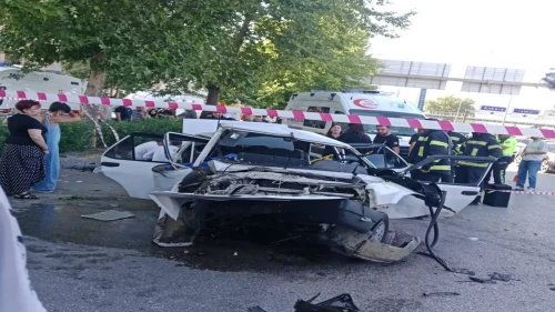 Denizli'da Kaza Otomobil Hurdaya Döndü: 1 Ölü, 2 Yaralı!