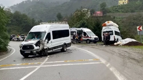 Giresun'da Tarım İşçisi Minibüsleri Çarpıştı: 10 Yaralı!