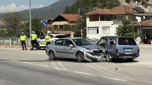Karabük'te Kaza: 6 Kişi Yaralandı, Ehliyetsiz Sürücü Tespit Edildi!