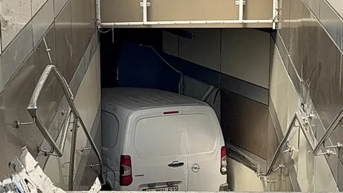 Bursa'da Sıra Dışı Kaza: Lastiği Patlayan Araç Metro İstasyonu Alt Geçidine Girdi!