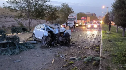 Nevşehir'de Zincirleme Kaza: Aydınlatma Direği Otomobilin Üzerine Düştü, 2 Yaralı!
