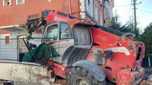 Kocaeli'de İş Makinesi Faciası: 2 Otomobile Çarpıp Apartmana Girdi!