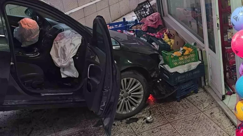 Ordu Ünye'de Meydana Gelen Kazada Otomobil Market İçine Girdi!