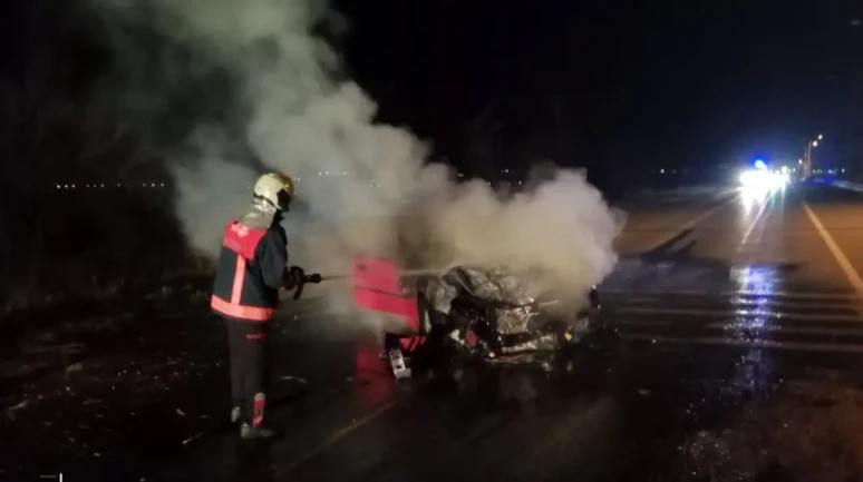 Van Tuşba'da Trafik Kazası: Araç Alev Aldı, İki Kişi Yaralandı!