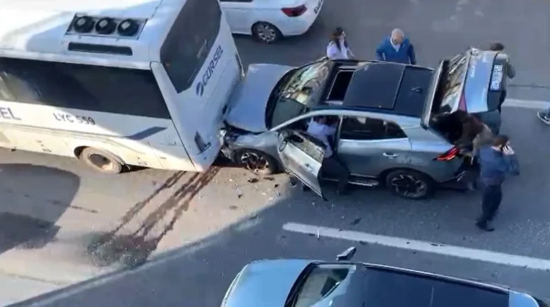 Avcılar'da Trafik Kazası: Otomobilin Otobüse Çarptı!