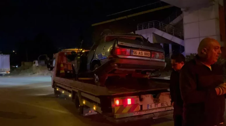 Bursa'da TIR'a çarpan otomobil hurdaya döndü: Ali S. Yaralandı!