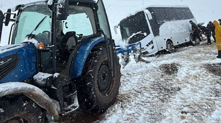 Gaziantep'te cam kırıkları arasından kurtularak hayatta kaldılar!
