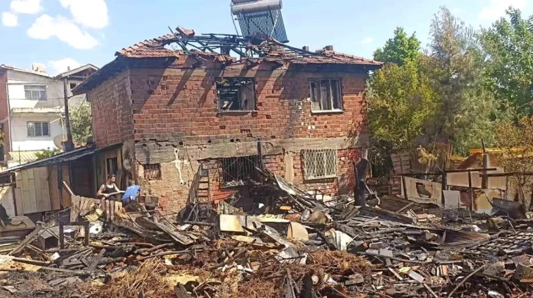 Denizli'de Facia: Bir Müstakil Ev Alevler İçinde Kül Oldu!