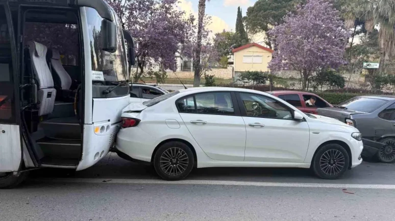 Gazipaşa'da Zincirleme Trafik Kazası: 3 Yaralandı!
