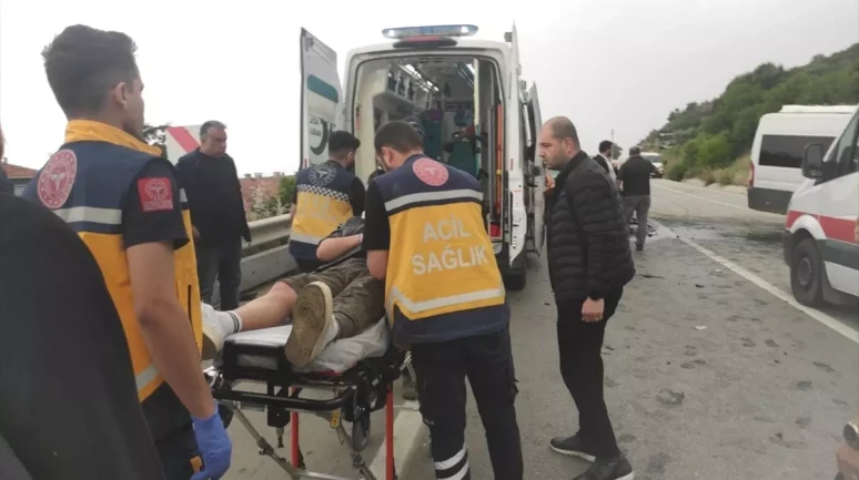 Gemlik'te minibüs-otomobil kazasında 12 kişi yaralandı!