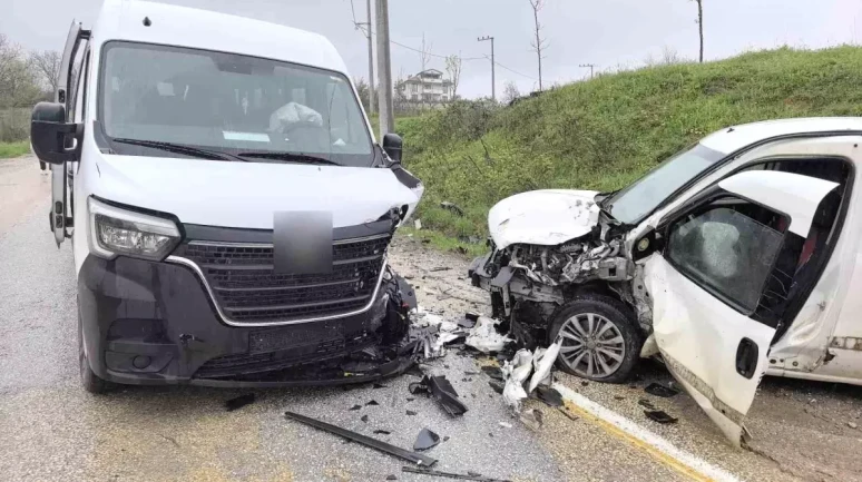 İnegöl'de İşçi Servis Araçları Kaza Yaptı: 13 Kişi Yaralandı!