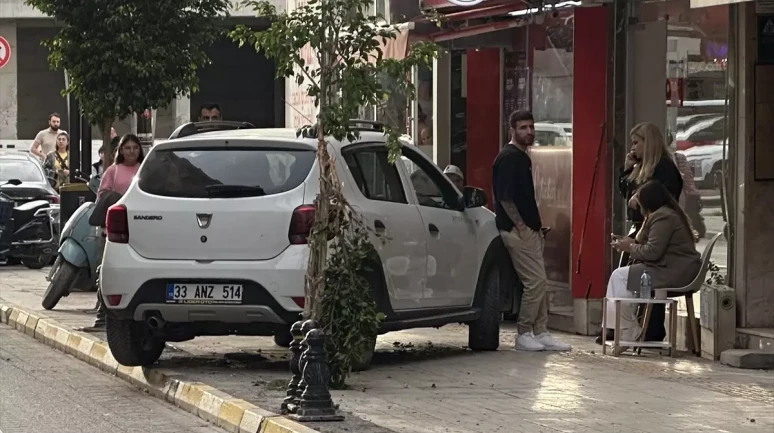 İskenderun'da Lüks Araç Kaldırıma Çıktı: Trafiği Kilitleyen Olay!