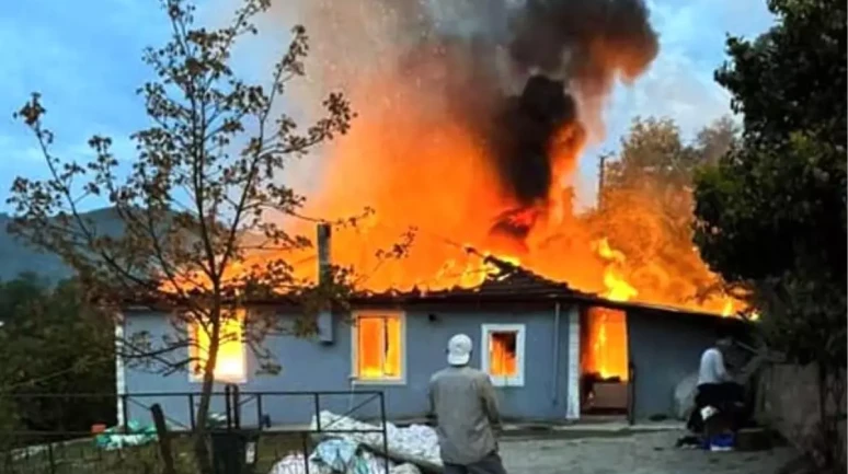 Karasu'da Çıkan Yangında Bir Ev Tamamen Küle Döndü!