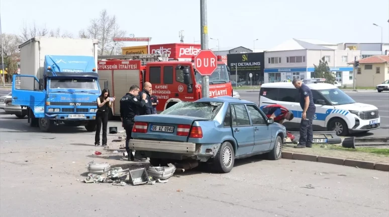 Kayseri'de Otomobil-Kamyonet Çarpışması: 1 Kişi Yaralandı!