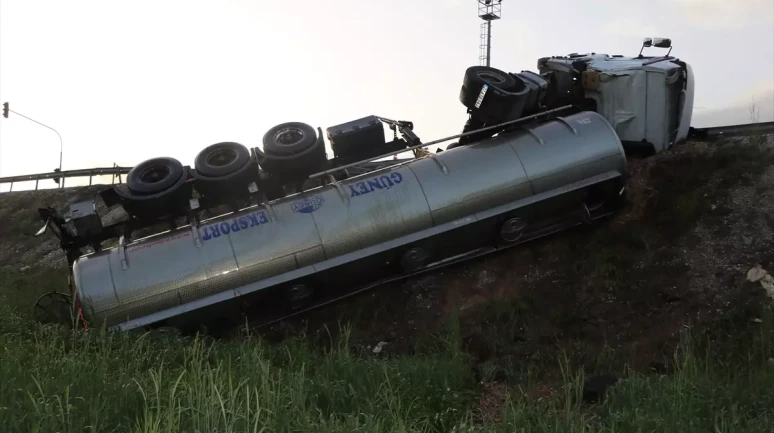 Yozgat'ta Tır Devrildi, Sürücü Kaza Sonucu Yaralandı!