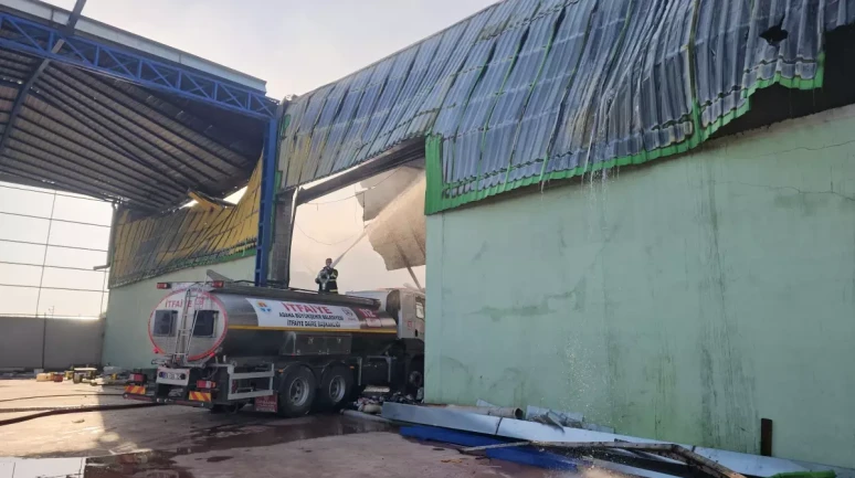 Adana'da Geri Dönüşüm Fabrikasında Çıkan Yangın Kontrol Altına Alındı!