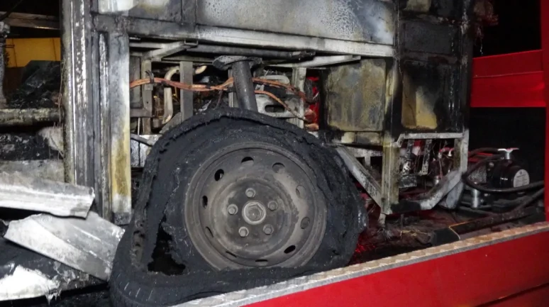 Antalya'nın Kepez ilçesinde bir minibüs alevlere teslim oldu!