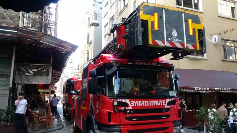 Beyoğlu'nda 7 katlı bir iş yerinde çıkan yangın paniğe neden oldu!
