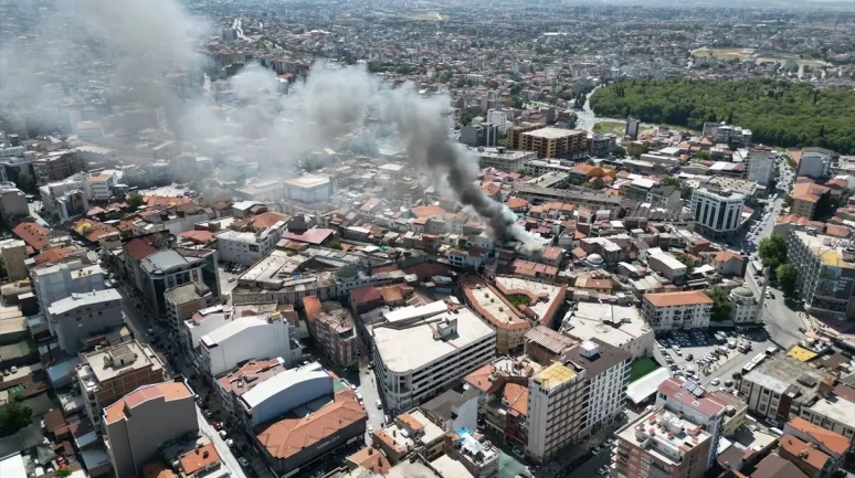 Denizli'de 3 Katlı İş Yerinde Çıkan Yangın Paniğe Neden Oldu!